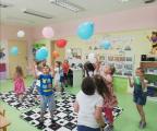 3b zabawy pszczółek z balonami.jpg